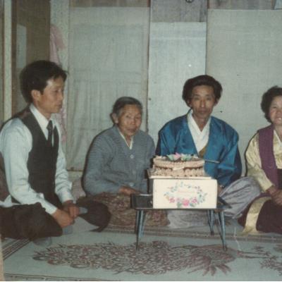 1984년 권오진씨의 생신 때 권오진씨의 동생(양복), 모친(회색 스웨터), 본인(청색 한복), 사모님(자주색 털실 외투와 한복)