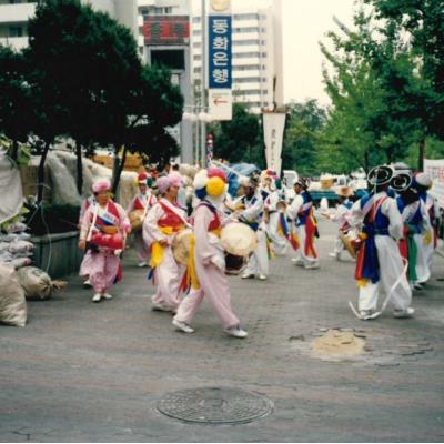 1993년 안동-여의도동 자매결연 농산물직판장 개설 농악대 축하공연