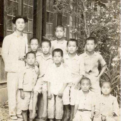 1950년대 초반 진보국민학교 선생님과 학우들