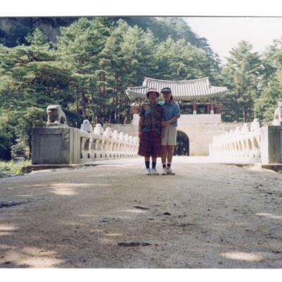 1985년 문경새재 앞 딸과 아내