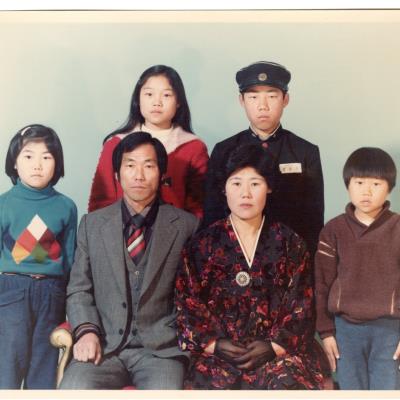 1981년 동양사진관에서 찍은 가족사진