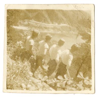 1955년 4월 8일 춘천 상원사에서 군대 동기들과
