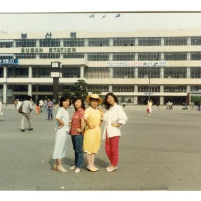 1983년 부산역 앞에서 친구들과
