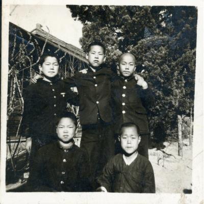 1954년 풍산초등학교에서 친구들과 찍은 모습