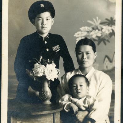 1956년 친척들과 찍은 사진