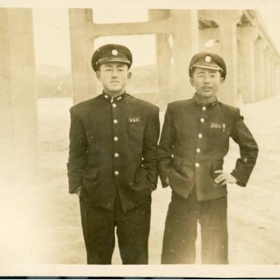 1958년 안동중학교 친구와 철교 밑에서 찍은 모습