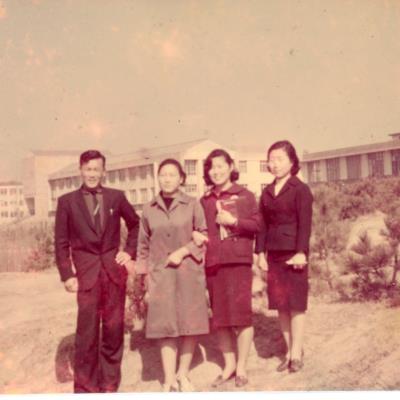 1964년 경북대학교에서 친구들과 찍은 모습