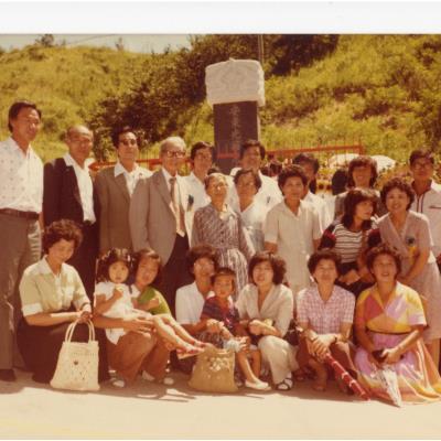 1981년 안동댐 광복지사 기념비 앞에서