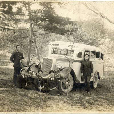 1935년경 묵계서원 앞 안동의 버스운전사