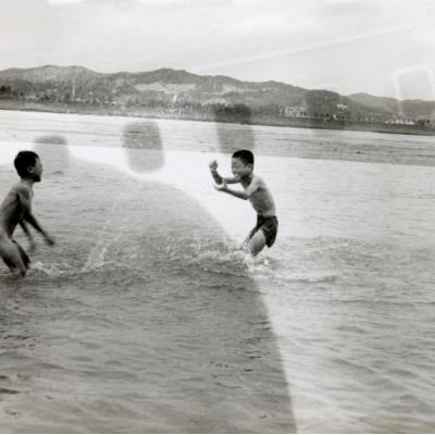 1974년 낙동강변 물놀이