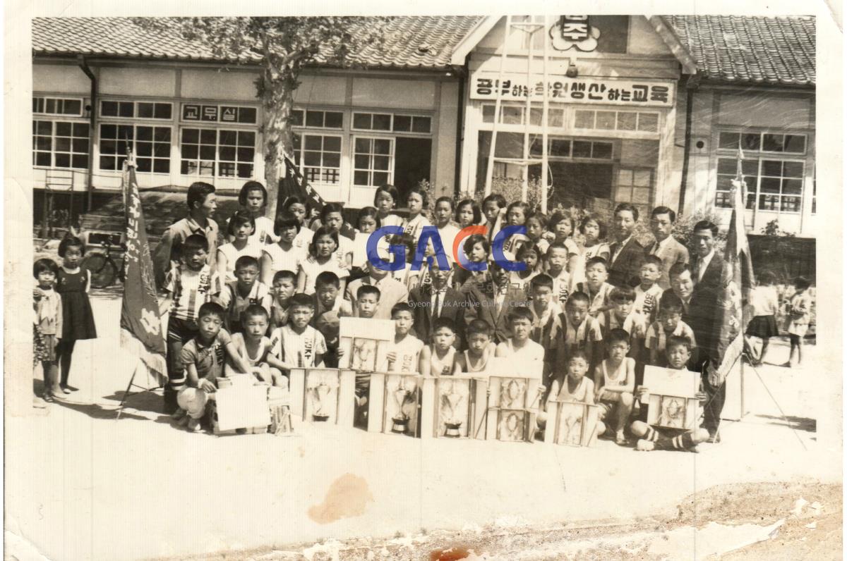 최영숙씨, 영주국민학교 핸드볼부 시절 우승기념 작은그림