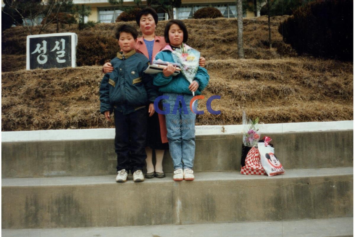 최영숙씨, 월곡초등학교 졸업식날 딸과 옆에 조카 작은그림