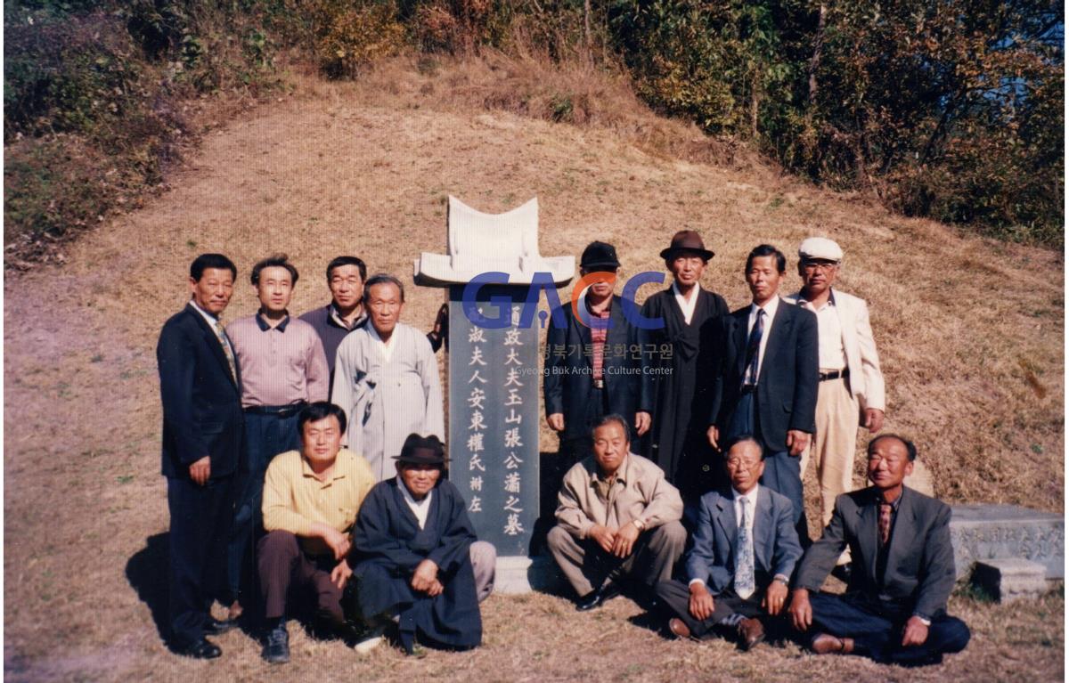 장병석씨 포함, 장씨문중 용궁 8대조 비석앞 작은그림