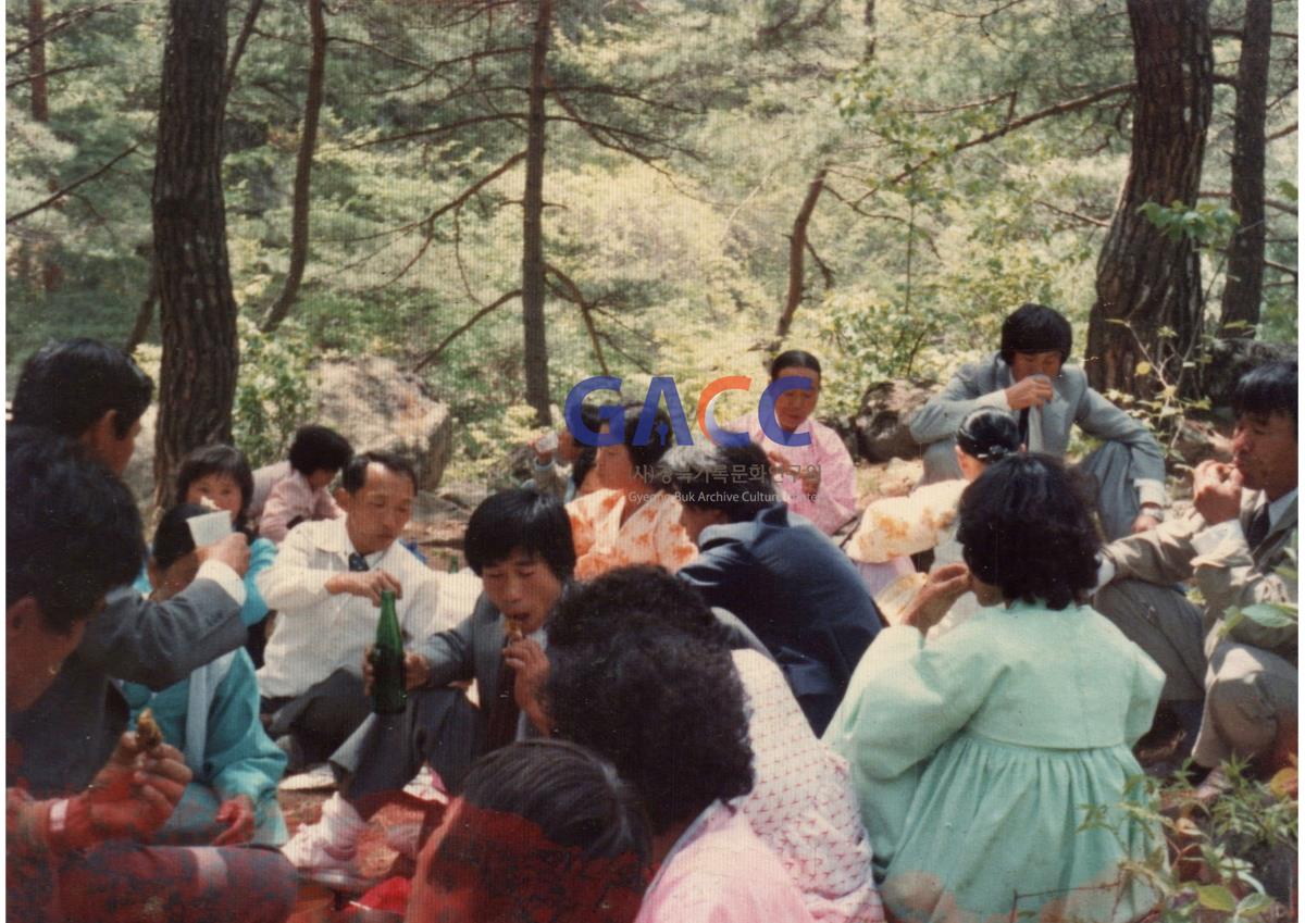 장병석씨 마을 친인척들과, 울진 성류굴 방문후 계곡에서 점심식사 작은그림