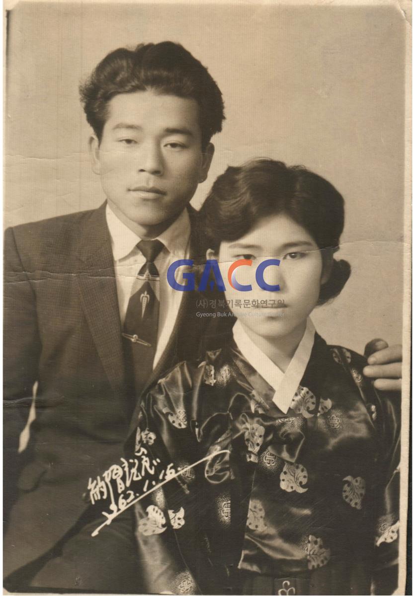 1962년 1월 15일, 김덕수씨 약혼후 사진관에서 작은그림