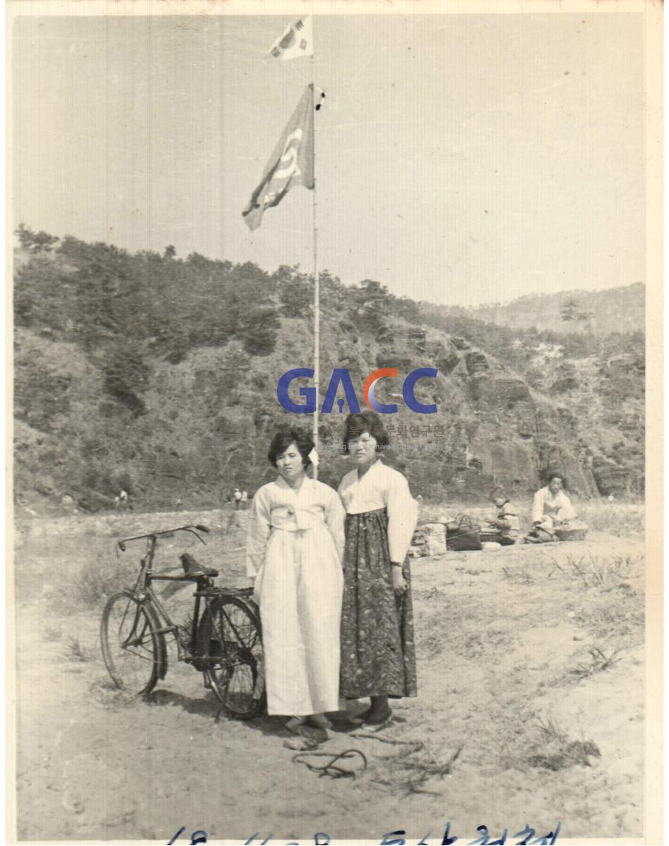 1968년 권상길씨 매일신문 예안지국 맡으실때 도산 원천에서 낚시대회 개최 당시 사모님(좌측)과 처제 사진 작은그림