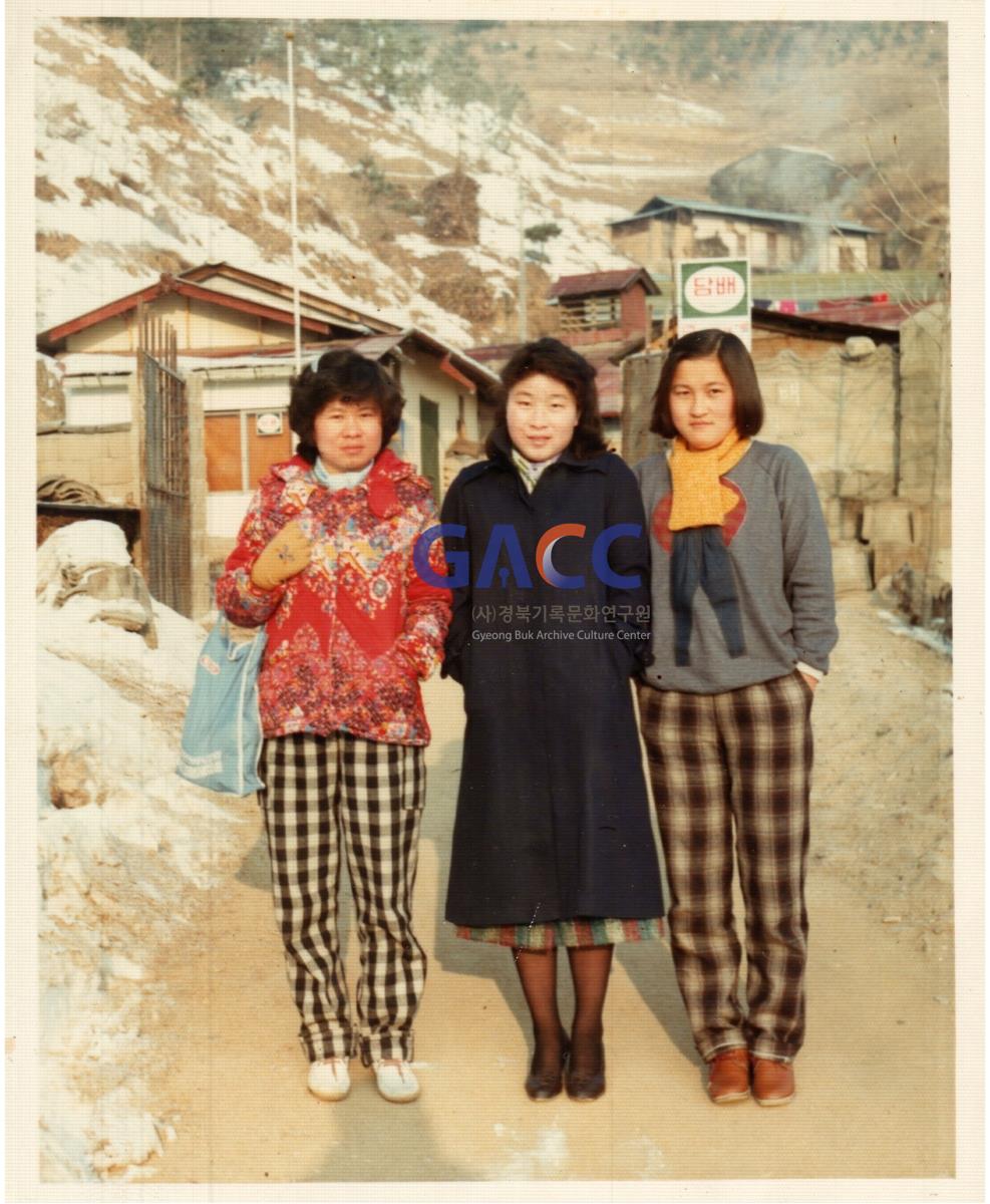 1970년대 후반쯤 자택 앞에서 권상길씨 자녀 3자매 사진 작은그림