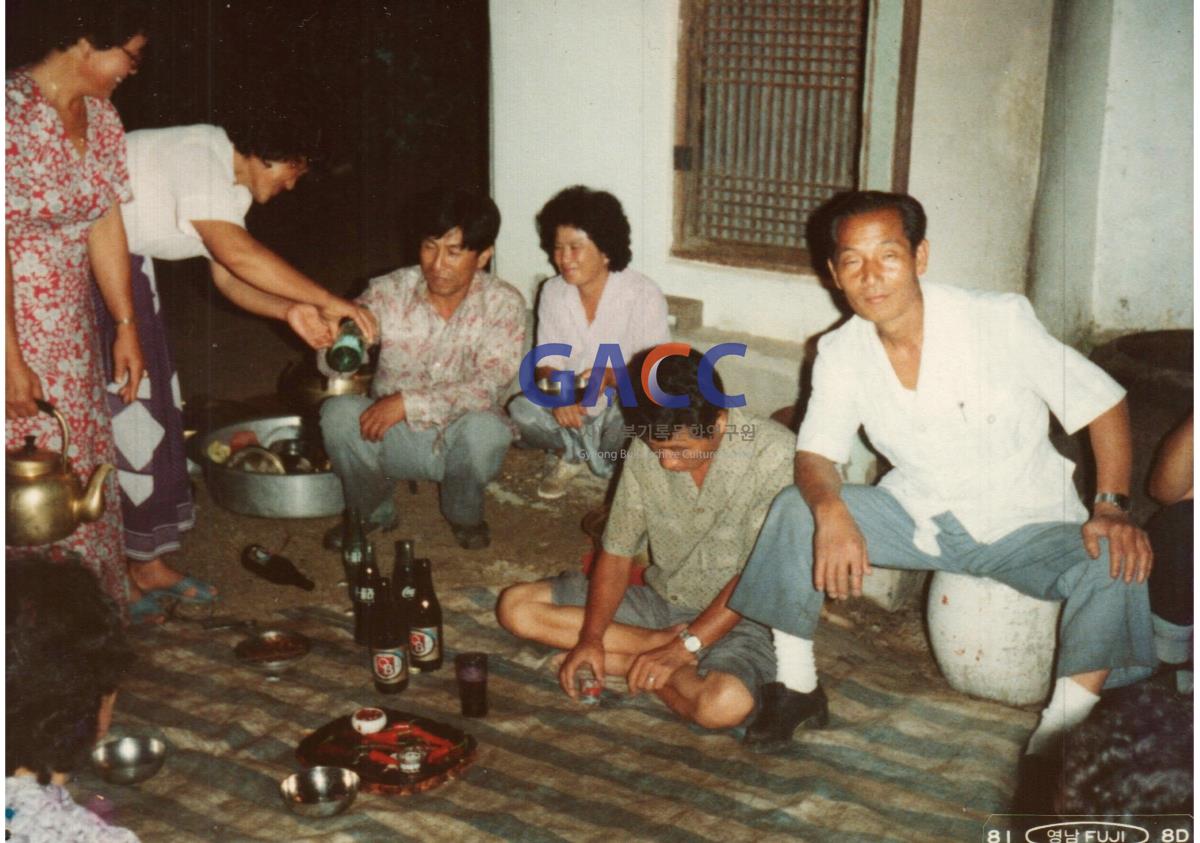 1981년도 권상길씨 자택 마당에서 사촌들과 놀던 모습 작은그림