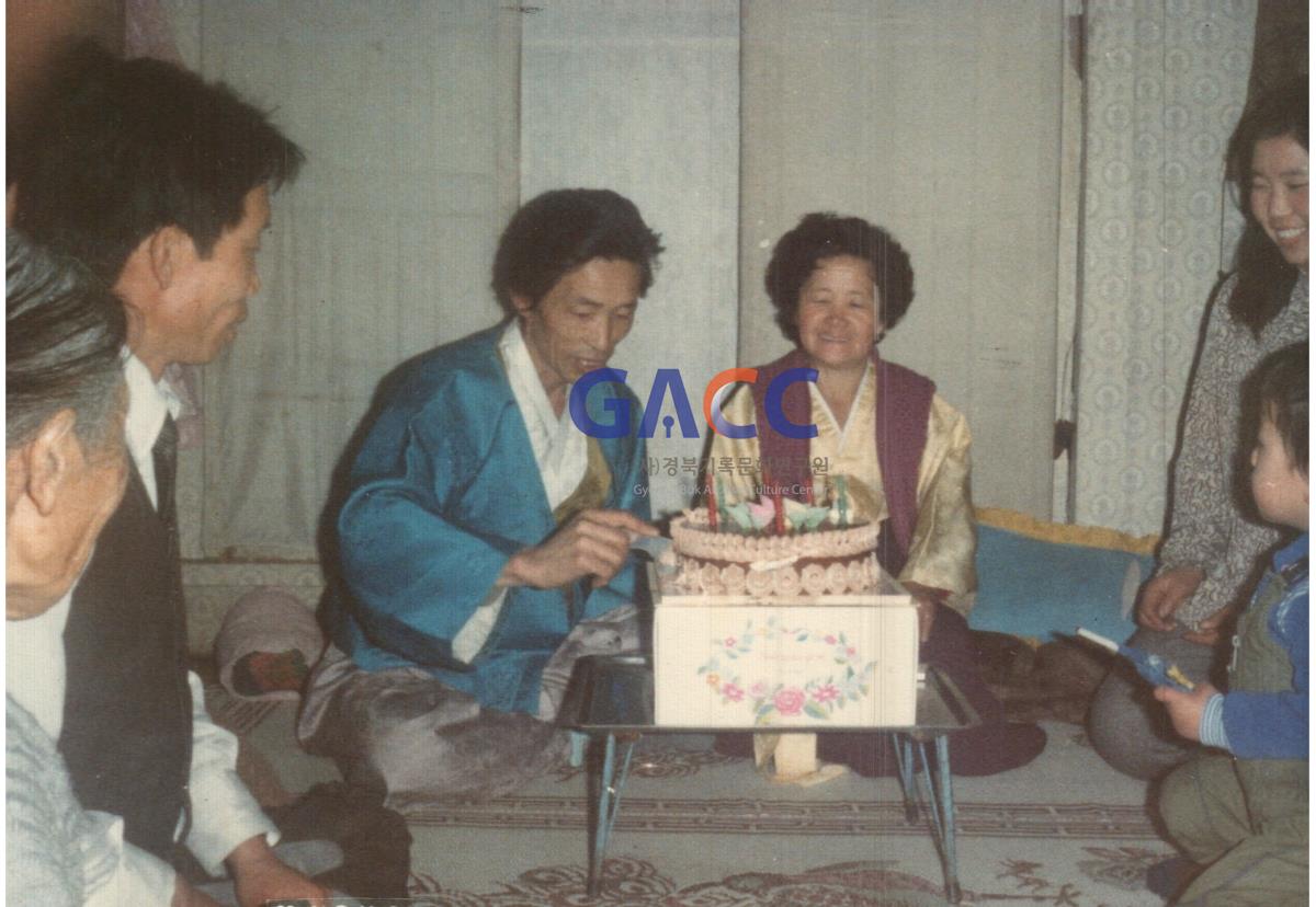 1984년 권오진씨의 생신 때 권오진씨의 동생(양복), 모친(회색 스웨터), 본인(청색 한복), 사모님(자주색 털실 외투와 한복) 작은그림