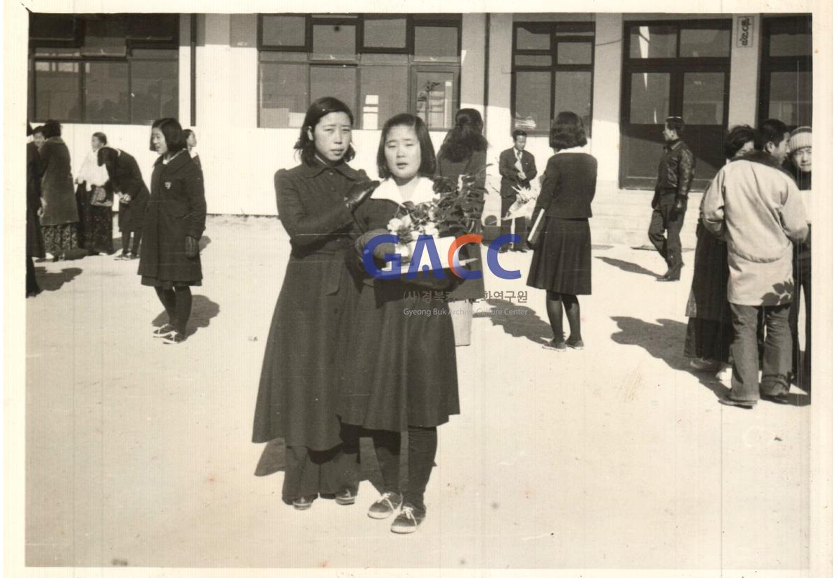 권오진씨의 맏딸(좌측)과 둘째딸의 안동여중 졸업식 작은그림