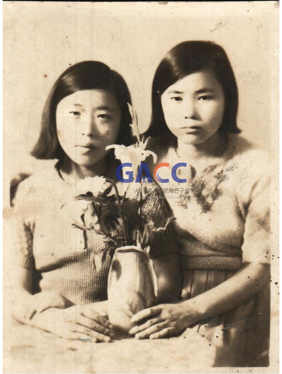 권오진씨의 맏딸(좌측)과 친구 작은그림