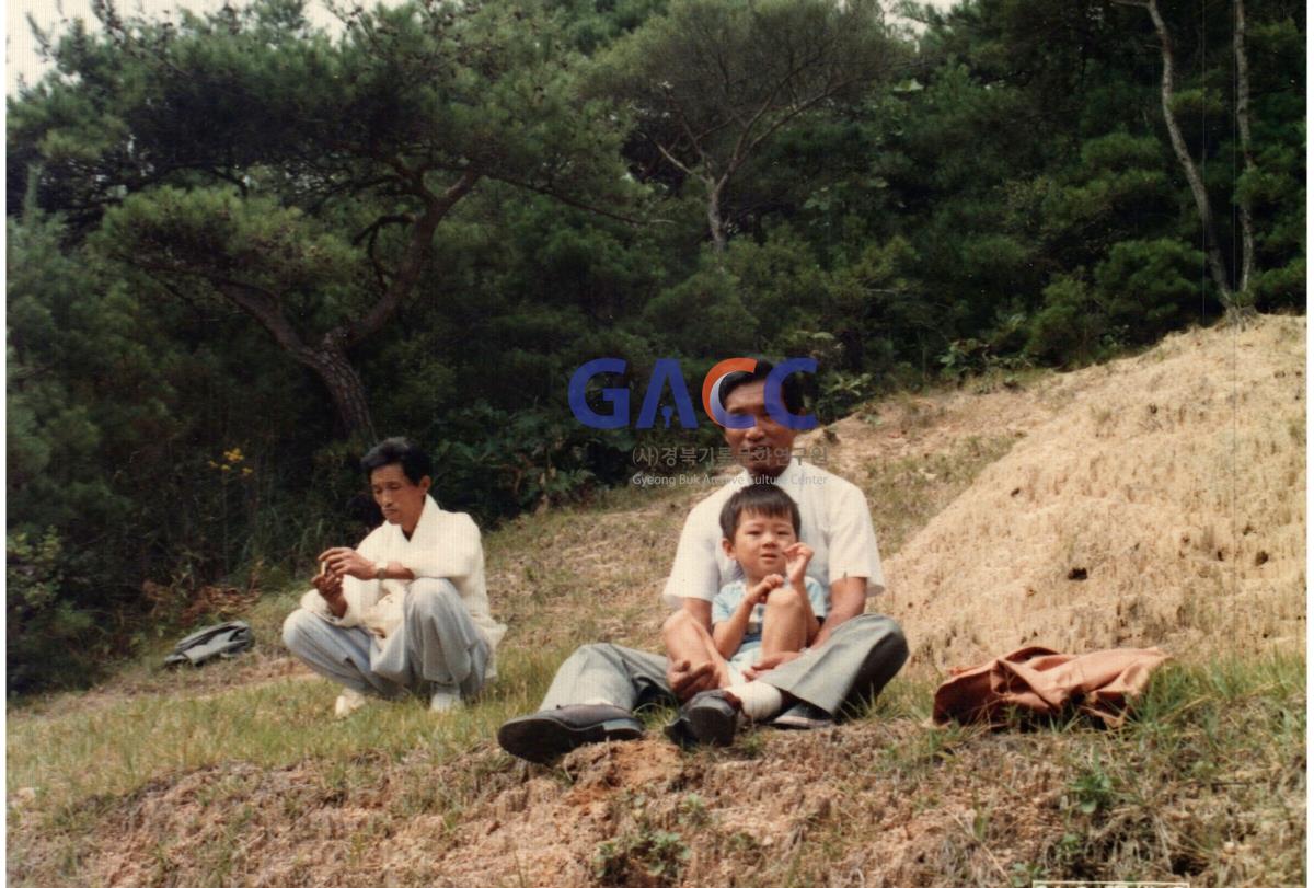권오진씨 아버지 산소앞에서 좌측부터 권오진씨의 동생(권오정), 손자 작은그림