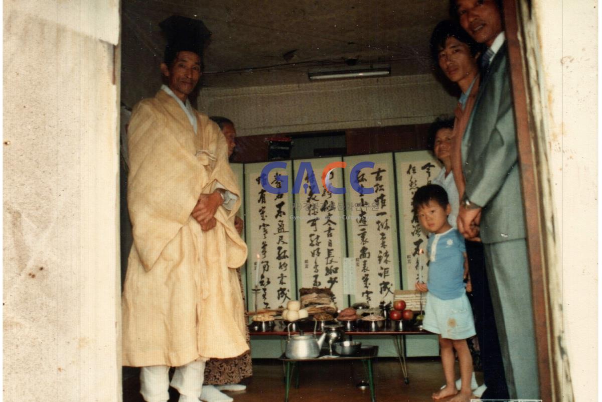 권오진씨와 동생과 가족들 제사 지내던 모습 작은그림