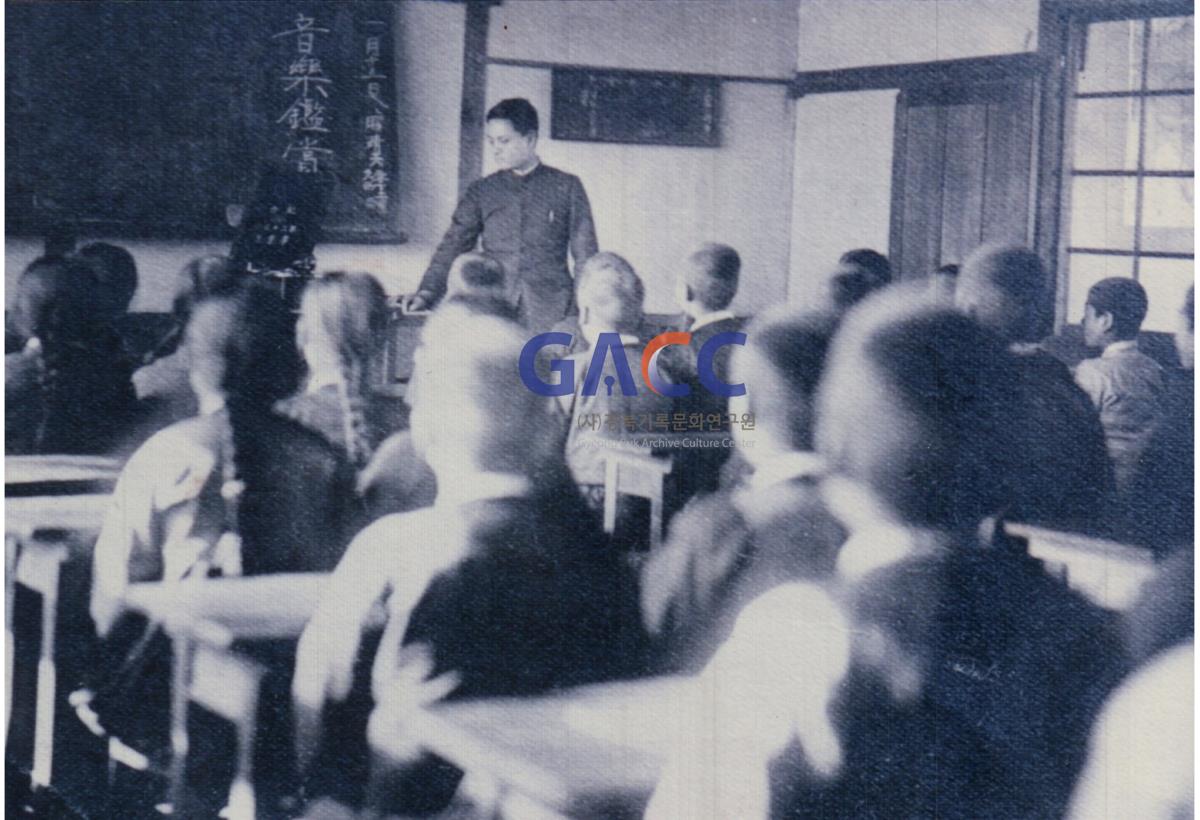 예안국민학교 일제시대(1939년쯤) 신규원씨 부친께서 음악 수업받으시던 모습 작은그림