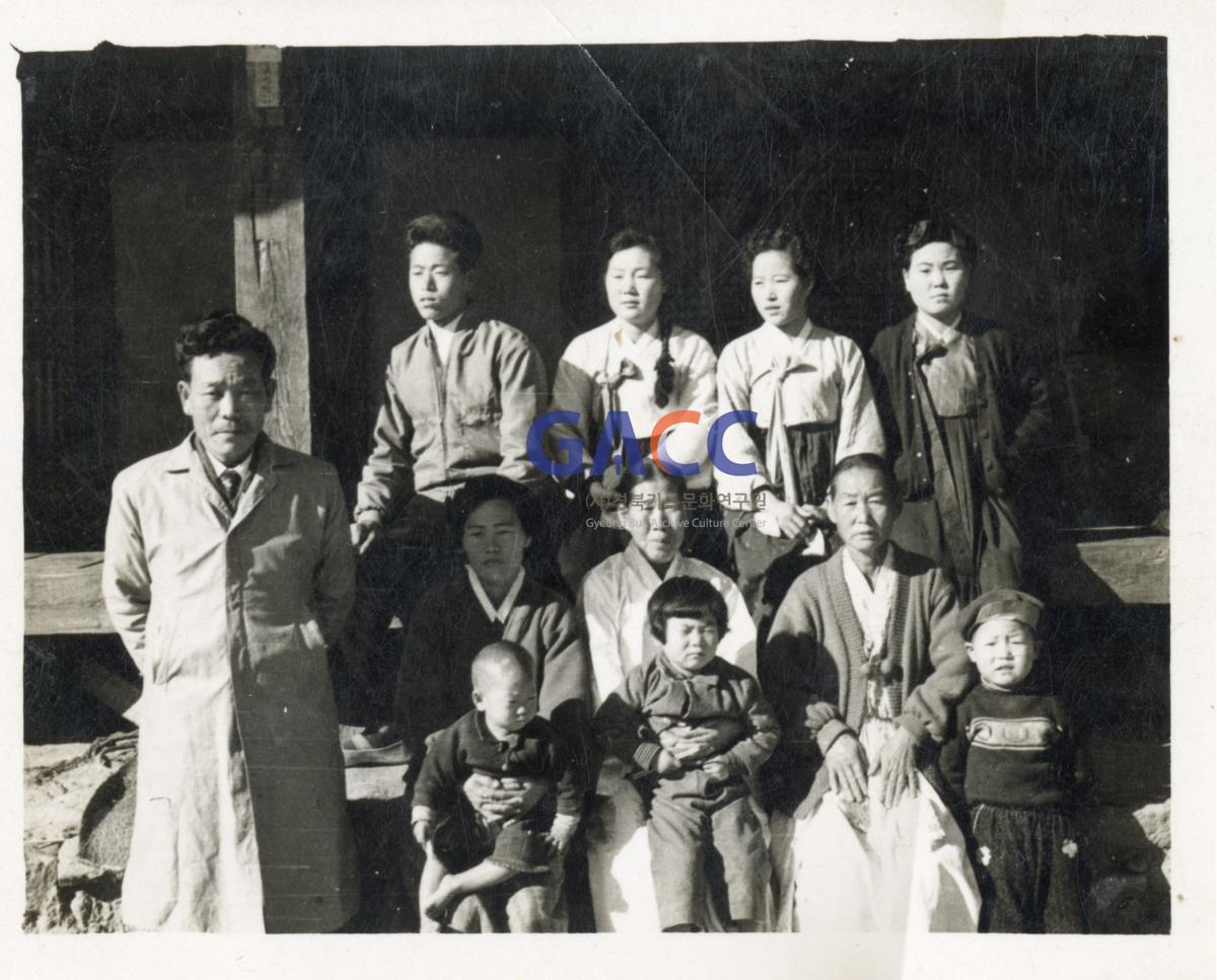 1955년 마루에서 가족사진 작은그림