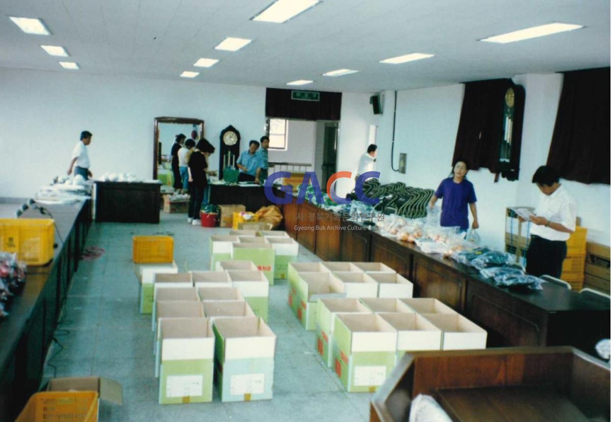 1993년 안동-여의도동 자매결연 농산물직판장 개소전 대표단 선물준비 작은그림