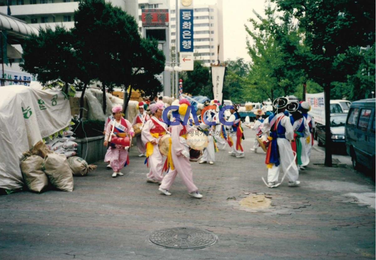 1993년 안동-여의도동 자매결연 농산물직판장 개설 농악대 축하공연 작은그림