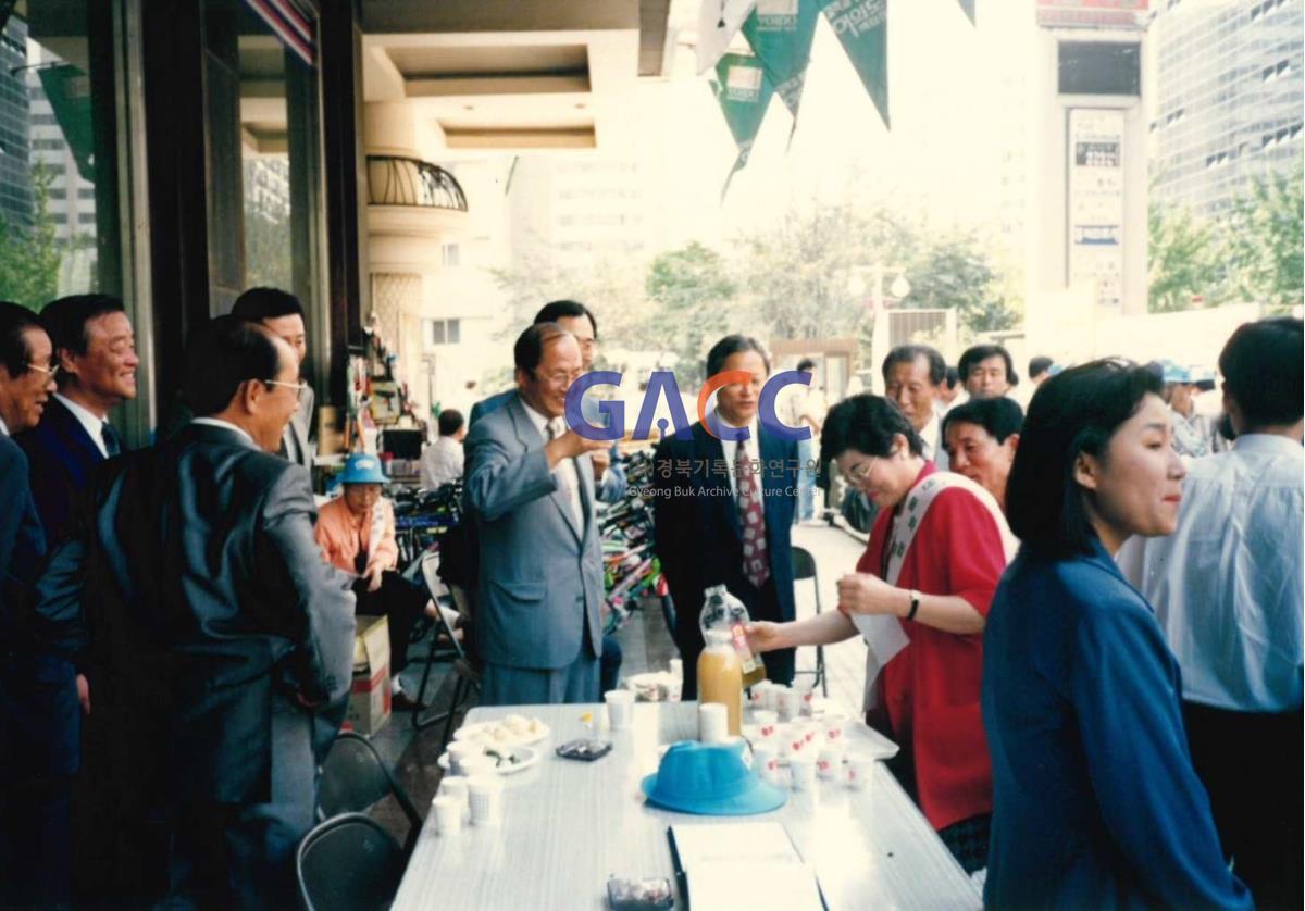 1993년 안동-여의도동 자매결연 농산물직판장 김휘동군수 방문 작은그림
