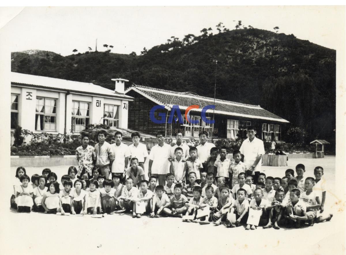 1969년 7월 20일 송천국민학교 교생실습을 마치고 작은그림