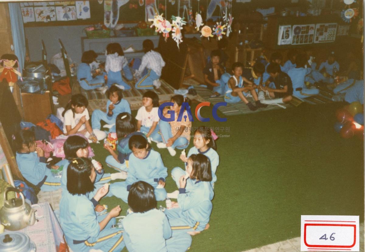 1988년 6월17~18일 원천국민학교 보이ㆍ걸스카웃트 야영캠프 장기자랑을 마치고 작은그림