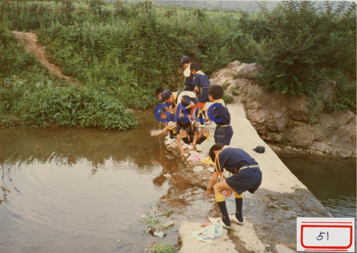 1988년 6월18일 원천국민학교 보이스카웃트 아침조회 후 세수하기 작은그림