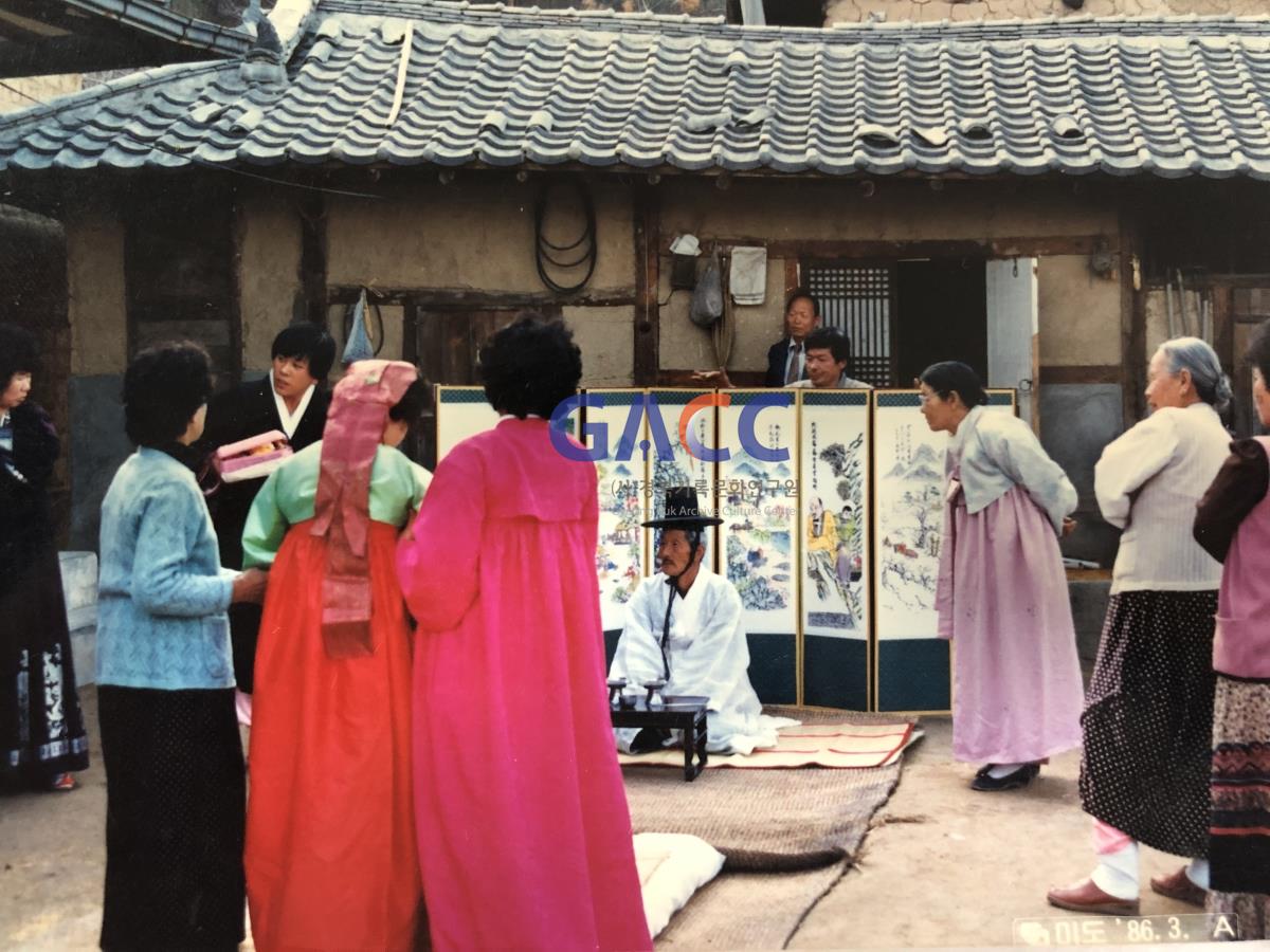 1986년 3월 안동 외할머니 집 마당 결혼식 작은그림