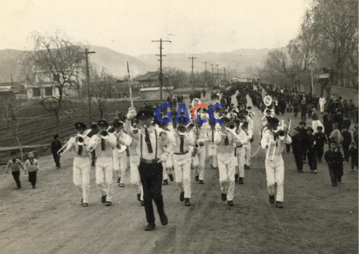 1966년 경안고등학교 시가지 행진 작은그림