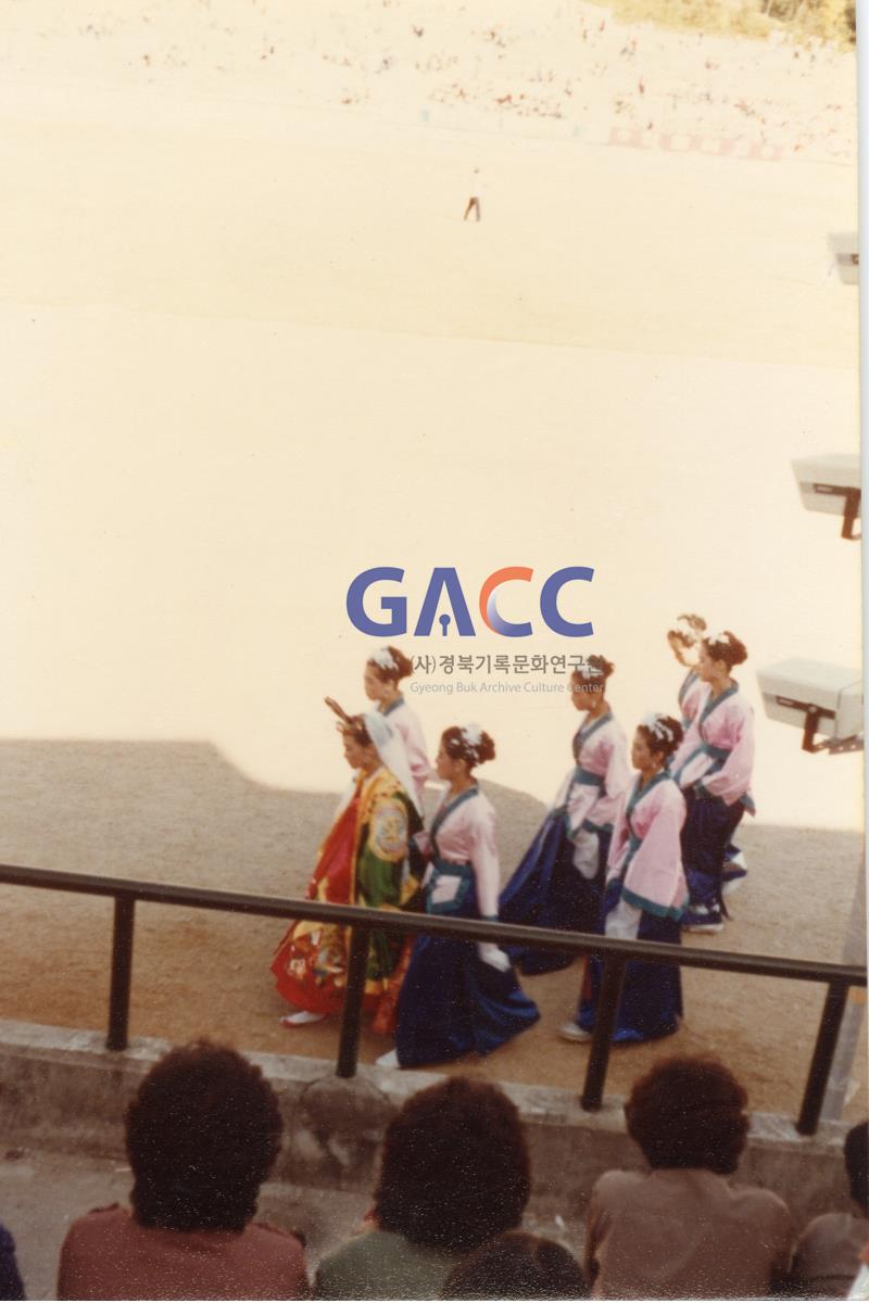 1984년 안동여고재학생들의 <안동민속축제> 놋다리밟기 시연 작은그림