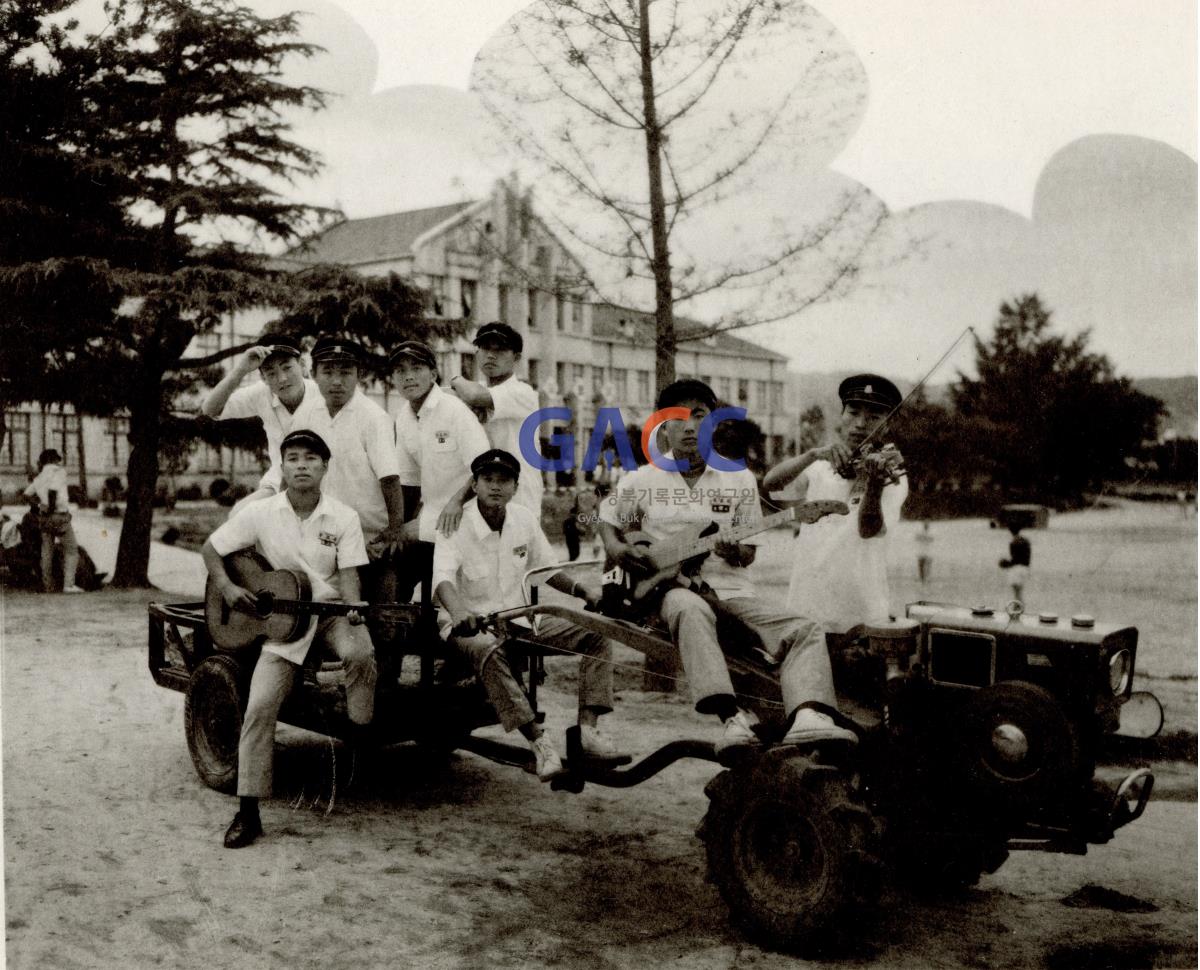 1968년 안동농림고등학교 교정에서 작은그림