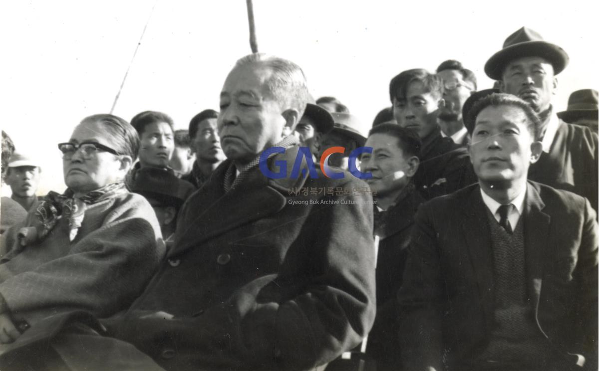 박해충 5대 국회의원 시절 유진오 총재, 박순천 여사와 함께 작은그림