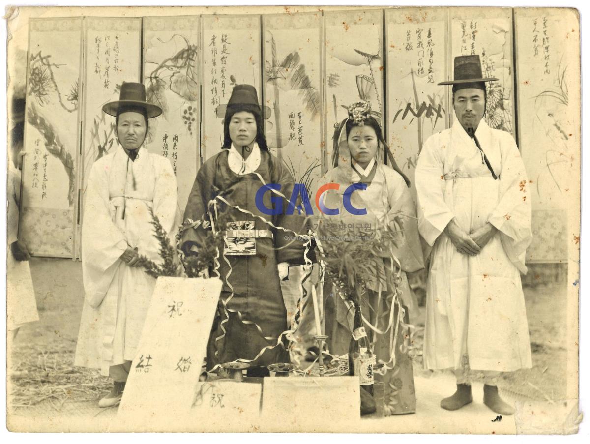 1954년 의성군 봉양면 신랑의 사모관대, 신부의 활옷과 족도리 차림의 전통혼례 작은그림