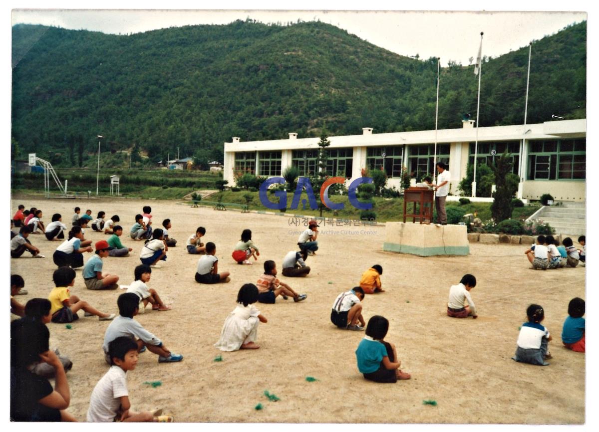 1981년 일산초등학교 조회시간 작은그림