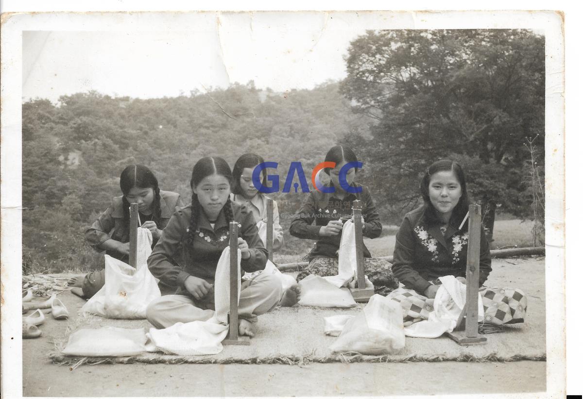 1975년 8월 산골 아가씨들의 비단 홀치기 작은그림