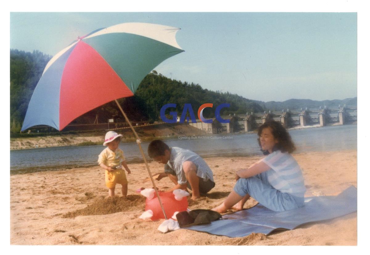 1989년 안동댐 백사장에 작은그림