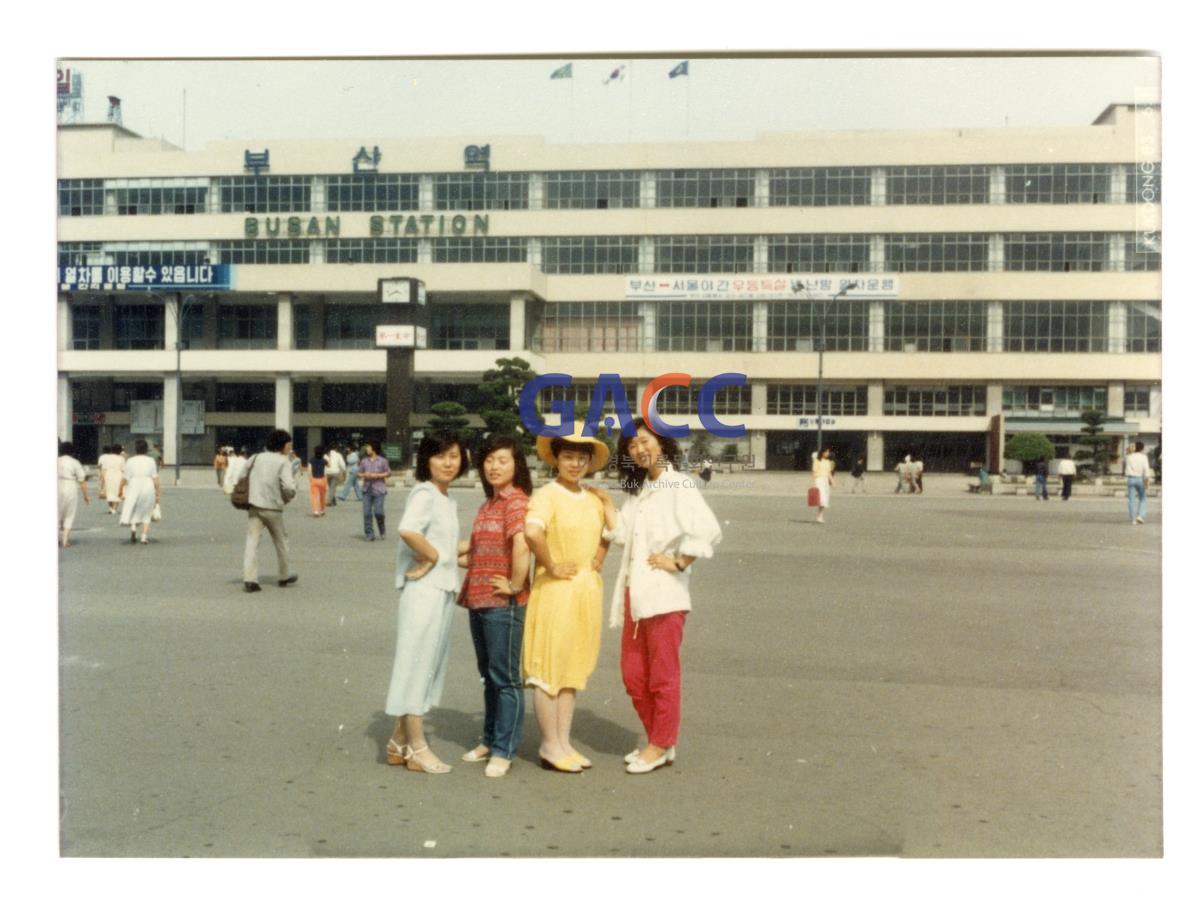 1983년 부산역 앞에서 친구들과 작은그림