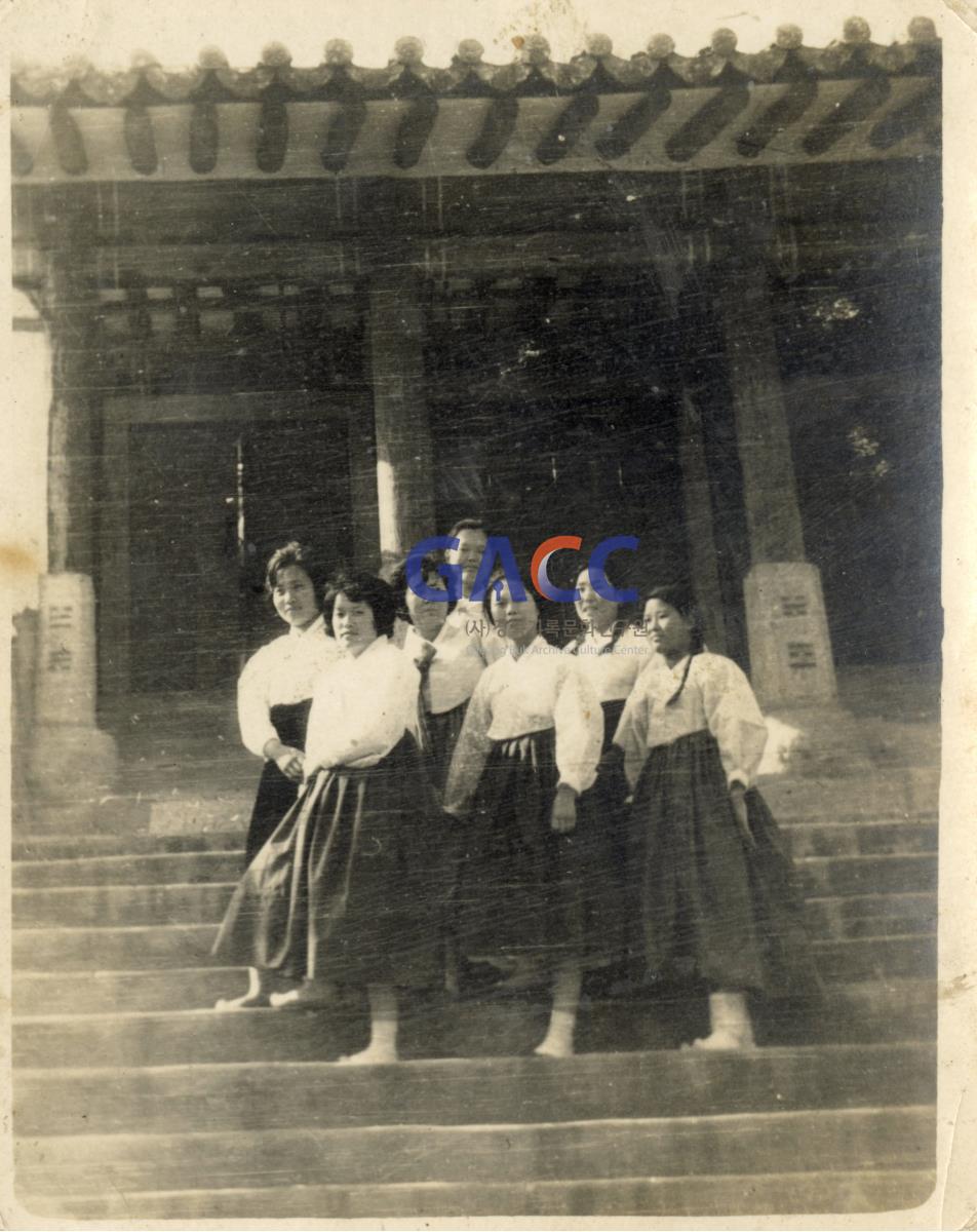 1964년 병산서원에서 친구들과 작은그림