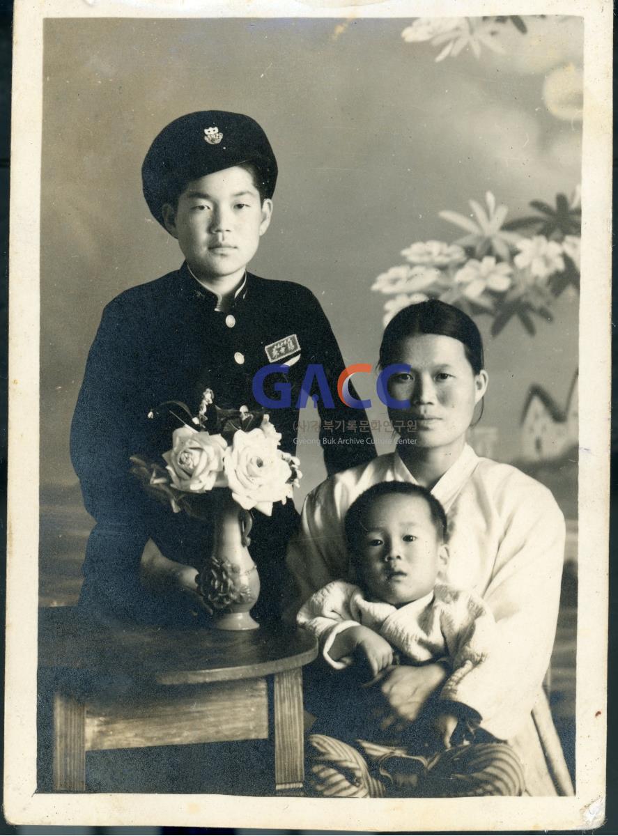 1956년 친척들과 찍은 사진 작은그림