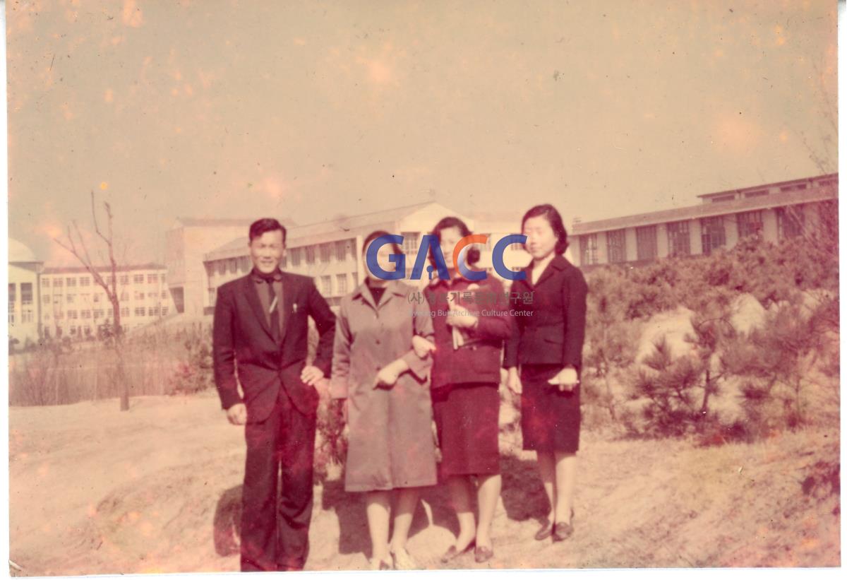 1964년 경북대학교에서 친구들과 찍은 모습 작은그림