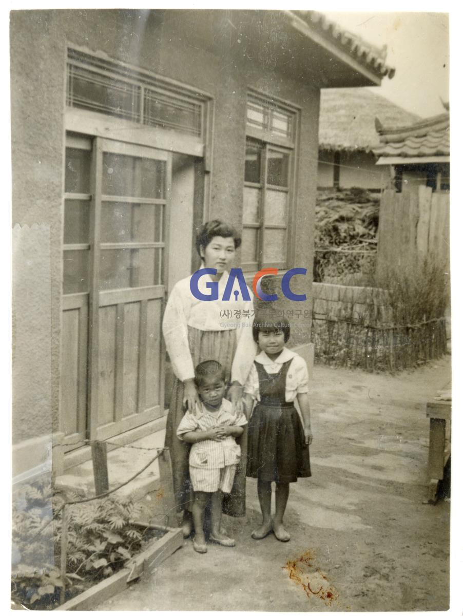 1953년 태화동 문화주택 앞에서 작은그림