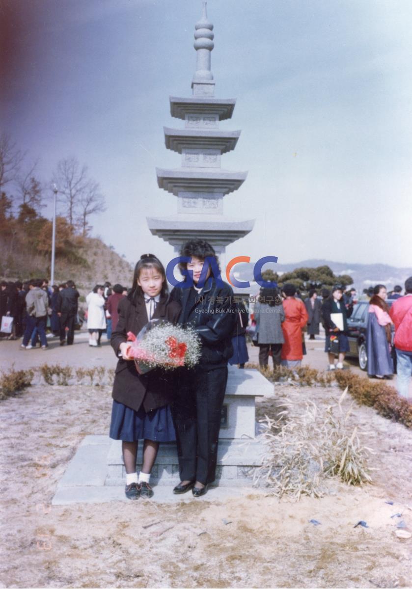 딸의 고등학교 졸업식에서 작은그림